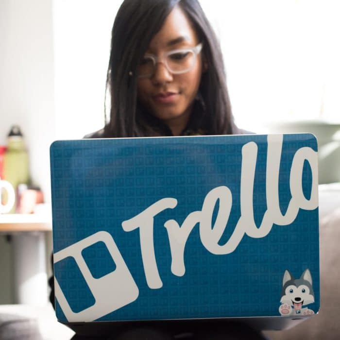 girl with trello laptop
